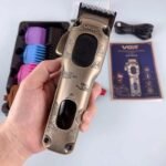 ماكينة حلاقة كهربائية احترافية VGR VGR-027 للرجال – قابلة للشحن، لاسلكية، شفرات تيتانيوم، 8 أمشاط توجيه