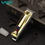 VGR-956 – ماكينة حلاقة كهربائية احترافية للرجال من في جي ار، شاشة LED، قابلة للشحن، شفرات ستانلس ستيل، مع 3 أمشاط، ذهبي